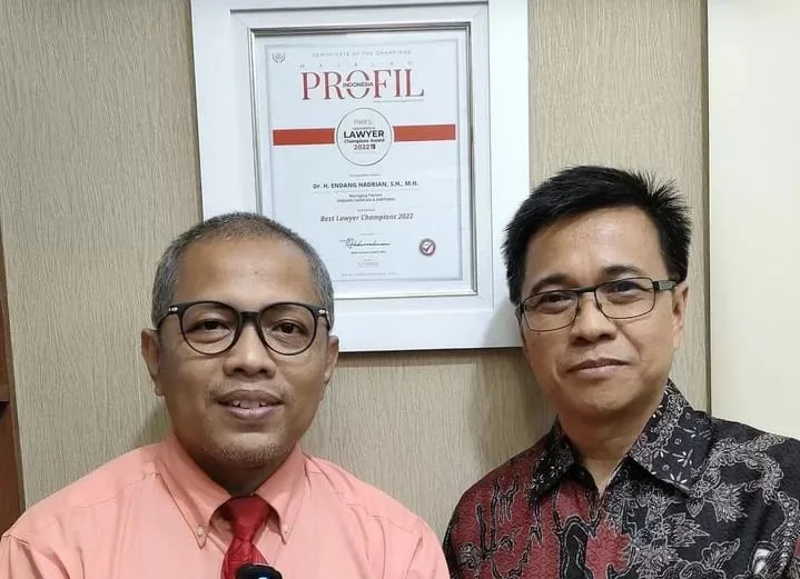 Penyerahan sertifikat DR. Endang Hardian SH.MH & Partner