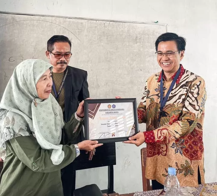 Penyerahan Sertifikat DR. Endang Hardian SH.MH