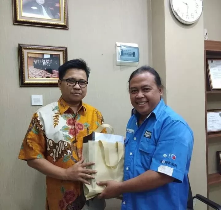 Penyerahan Sertifikat DR. Endang Hardian SH.MH