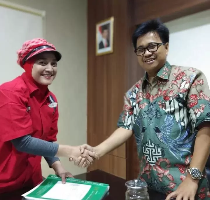Penyerahan Sertifikat DR. Endang Hardian SH.MH