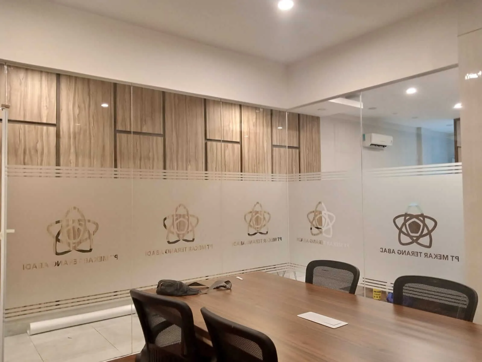 Branding Kaca Film dan Huruf Timbul Iyan Stiker
